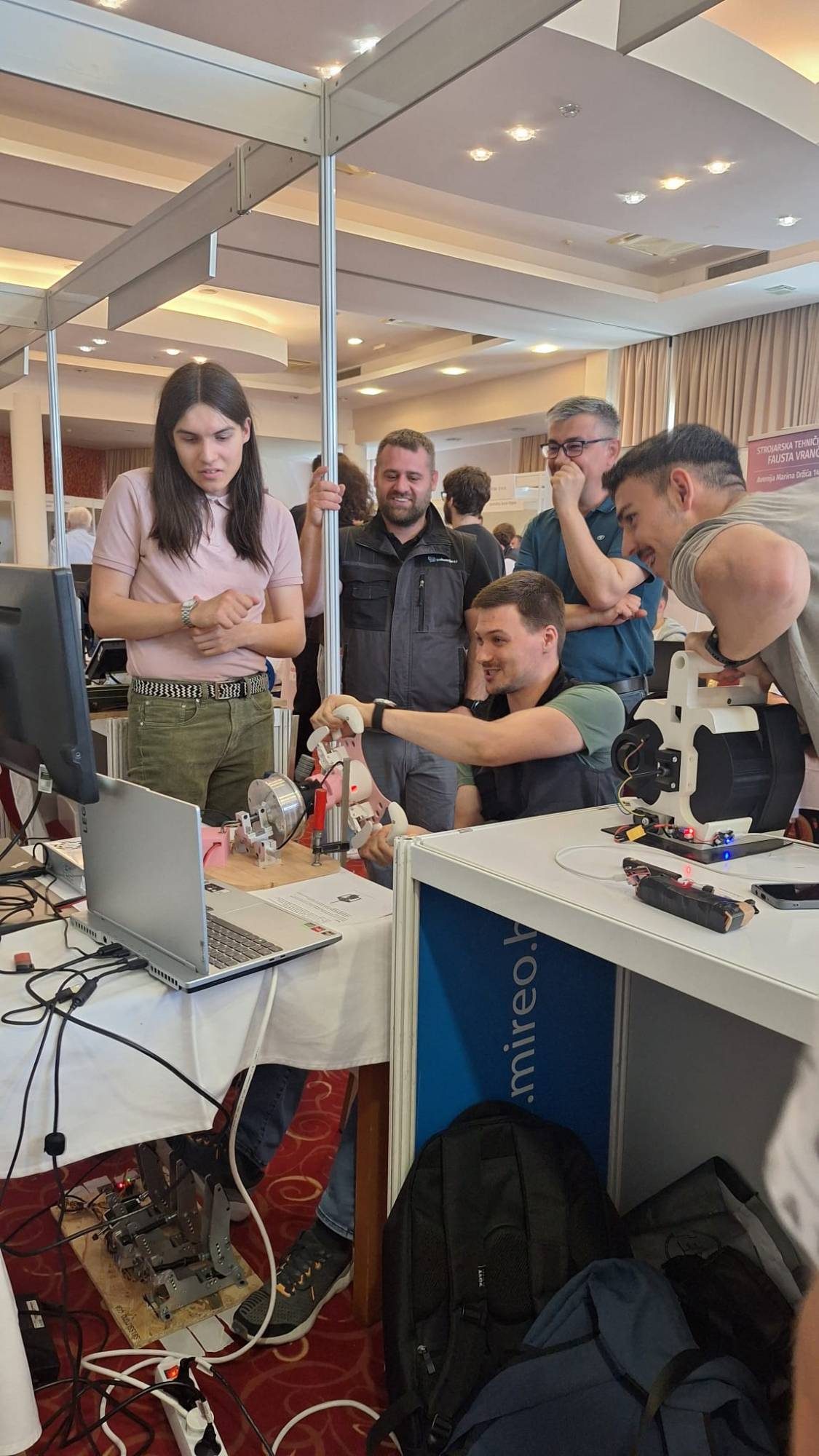 Posjetitelji isprobavaju Simulator vožnje na štandu KMI MOTUS