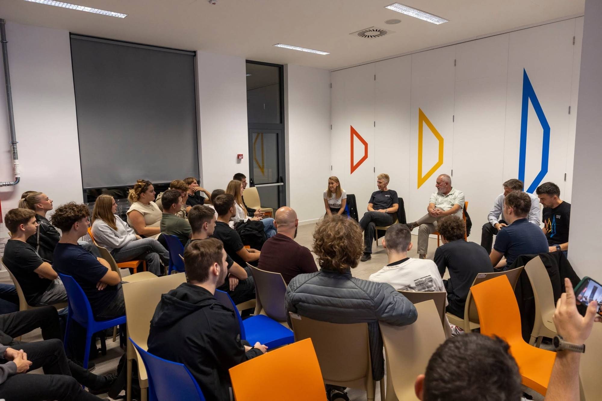 Sudionici programa StartupVG Student Challenge u razgovoru s mentorima