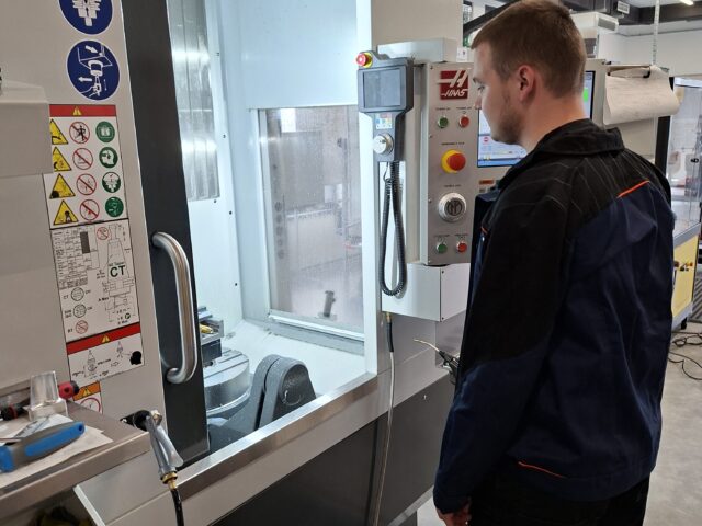 Tehnološka razrada i izrada nosača motora na CNC glodalici prema 3D modelu