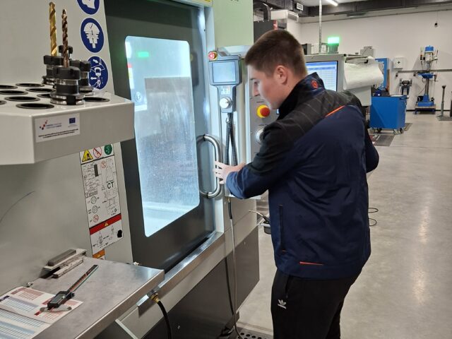 Tehnološka razrada i izrada nosača s ulegnućima i otvorima na CNC glodalici prema zadanom 3D modelu