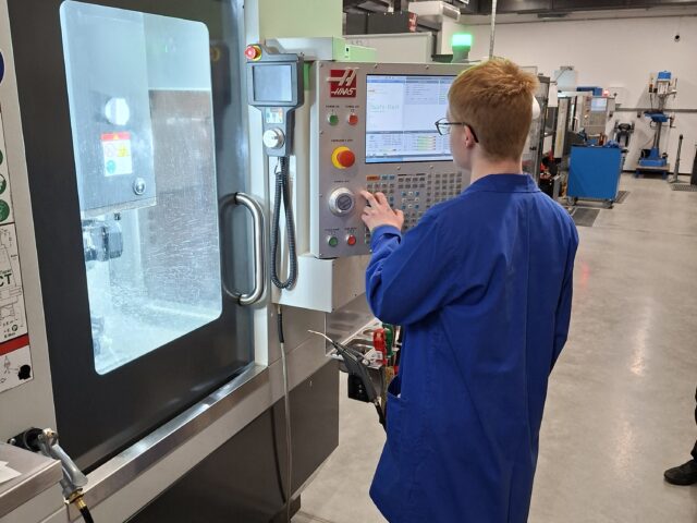 Tehnološka priprema i izrada poklopca s džepovima i otvorima na CNC stroju prema zadanom 3D modelu